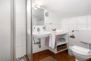 阿尔滕马克特蓬高瑞特公寓的白色的浴室设有水槽和卫生间。