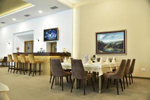 巴奇卡托波拉Miznah Hotels & Resorts的一间带桌椅的用餐室