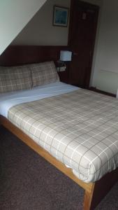 爱丁堡剑桥酒店的床垫罩的房间里一张床位