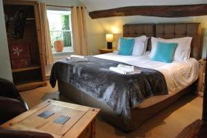 奈顿赛马骑士旅馆的一间卧室配有一张带蓝色枕头的大床