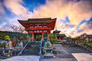 京都京都二条城近く京町屋120年の歴史に泊まる的一座楼前有楼梯的宝塔