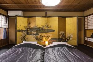 京都二条城近く京町屋120年の歴史に泊まる客房内的一张或多张床位