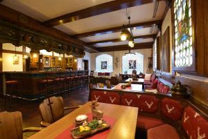 帕德博恩皇宫城堡酒店的一间带桌椅的餐厅和酒吧