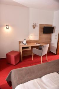 帕德博恩皇宫城堡酒店的酒店客房配有书桌和椅子