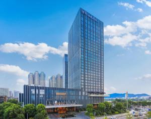 长沙长沙富力万达文华酒店的城市前方高大的玻璃建筑