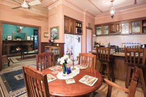 卡洛拉马Rustic Refuge Guesthouse的厨房配有木桌和椅子