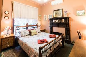 卡洛拉马Rustic Refuge Guesthouse的一间卧室配有一张床、一张桌子和一个窗户。