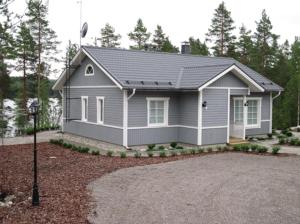 Hankamäki考塔罗旅行别墅罗塔拉匹旅馆的一座灰色的小房子,有碎石车道