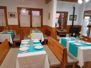埃斯波特Hostal Casa Palmira的一间配备有桌椅及蓝白桌布的用餐室
