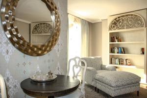 阿雷西费OCEAN VIEW by Buenavilla的客厅配有桌子、椅子和镜子