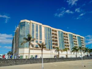 阿雷西费OCEAN VIEW by Buenavilla的一座棕榈树环绕的大建筑