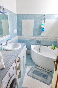 阿特拉尼Nonna Enza Apartment的带浴缸、水槽和浴缸的浴室