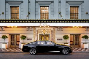 纽约纽约皮埃尔泰姬酒店的停在大楼前的一辆黑色汽车