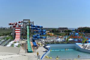 托波拉Topola Skies Resort & Aquapark的一个带水滑梯和滑梯的室外水上公园