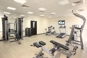 阿布扎比Nehal Hotel的健身房设有数台跑步机和有氧运动器材