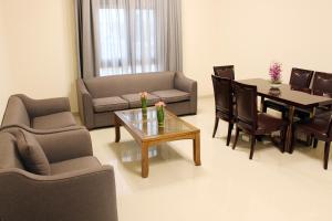 塞拉莱Al Noor Plaza的客厅配有沙发和桌椅