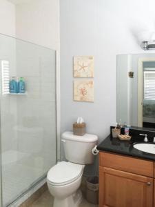 伊斯拉莫拉达Anglers Reef Getaway的浴室配有卫生间、淋浴和盥洗盆。