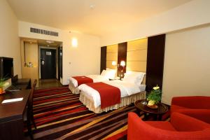 阿布扎比Nehal Hotel的酒店客房设有两张床和电视。