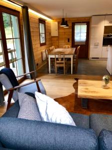 比林根Chalet de charme, le "Caribou Lodge", Eifel belge的客厅配有沙发和桌子