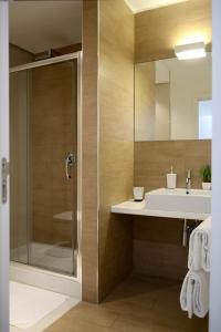 滨海波利尼亚诺B&B Dimora Silvestri的一间带水槽和淋浴的浴室
