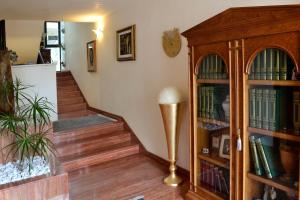 滨海波利尼亚诺B&B Dimora Silvestri的一间设有楼梯和书架的房间
