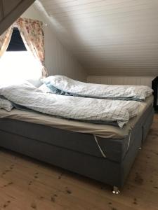 Koselig Landsbyhus i Nordfjord客房内的一张或多张床位