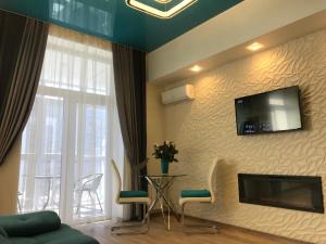 Luxury Apartment in Downtown, Near River Esplanade的电视和/或娱乐中心