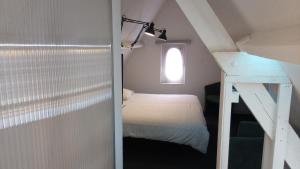 伊普尔Résidence Surmont的一间小卧室,配有床和窗户