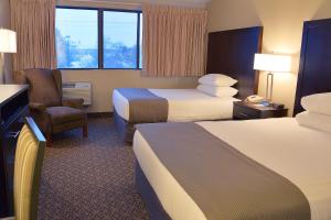 比林斯里维萨吉比林斯酒店的酒店客房,配有两张床和椅子