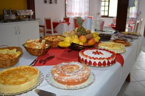 佩尼多拉普尼亚旅馆的一张桌子上放着许多不同的蛋糕和水果