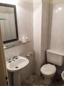 布兰卡港Departamento Temporario Bahia Blanca的白色的浴室设有卫生间和水槽。