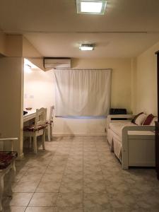 布兰卡港Departamento Temporario Bahia Blanca的一间卧室配有一张床、一张书桌和一个窗户。
