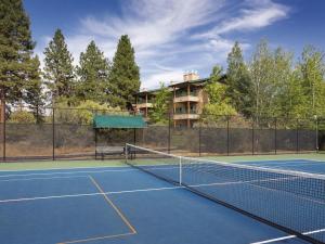 Running Y Ranch Townhouse内部或周边的网球和/或壁球设施