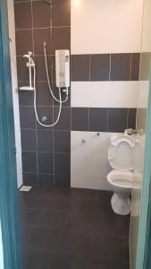 金马仑高原W21 atGoldenHills NightMarket WiFi 4R的一间带卫生间和淋浴的浴室