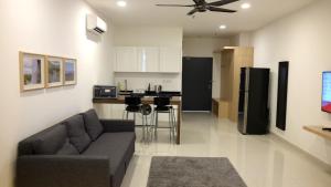 八打灵再也A Suites - Atria Sofo Suites Petaling Jaya的带沙发的客厅和厨房