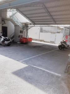 台东假期商务旅馆的一个空车库,里面停着一辆摩托车