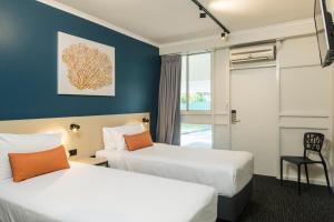 凯恩斯山脊酒馆旅馆的酒店客房设有两张床和窗户。