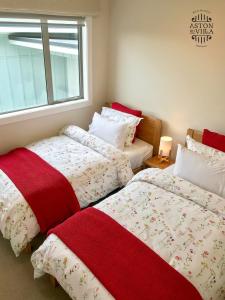 怀卡奈Aston Road Villa Bed & Breakfast的卧室内两张并排的床