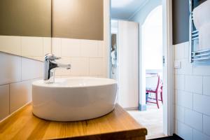 博伦厄Gylle Hotell & Restaurang Brödernas的浴室设有木制柜台上的白色大水槽