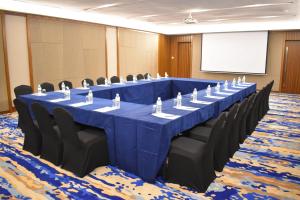 太平太平诺富特酒店的一间会议室,配有长桌子和椅子