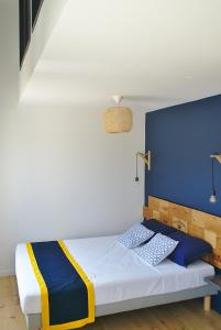 拉蒙塔涅L'Estampe的一间卧室配有一张蓝色墙壁的床
