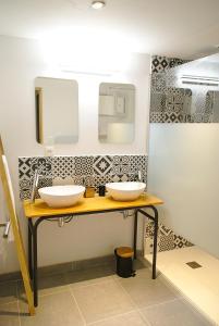 拉蒙塔涅L'Estampe的浴室设有2个水槽和镜子
