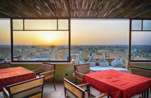 斋沙默尔第一门融合酒店的一间设有两张桌子的客房,享有城市美景