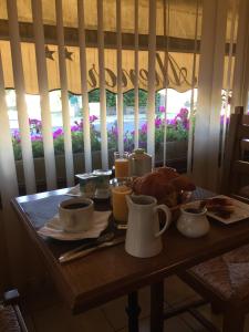 布朗托姆Hotel Alienor的一张桌子,上面有咖啡杯和火鸡