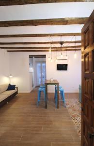 安波拉Bonito Loft en L'Ampolla的客厅配有桌子和蓝色凳子