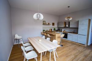 哥达Eckhof Domizil的厨房以及带木桌和椅子的用餐室。