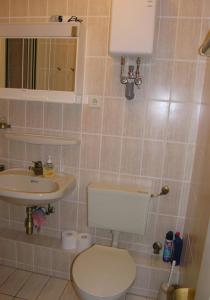 万根沃格Villa Marina Wangerooge的一间带卫生间和水槽的小浴室