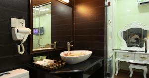 内排Kawasaki Noi Bai Hotel的一间带碗水槽和镜子的浴室