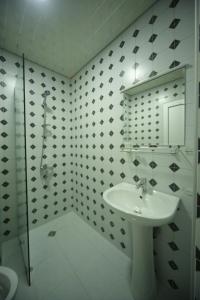 库塔伊西Hotel Comfort的白色的浴室设有水槽和淋浴。