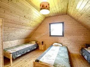米耶伦科Stumilowy Las Mielenko的小木屋内一间卧室,配有两张床